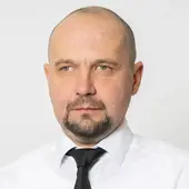 Karl Depner, Mitglied des erweiterten Vorstands, in weißem Hemd vor hellgrauem Hintergrund