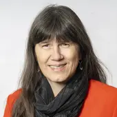 Judith Faltl, Landesvorsitzende des BBSB, in orangefarbenem Kleid vor hellgrauem Hintergrund