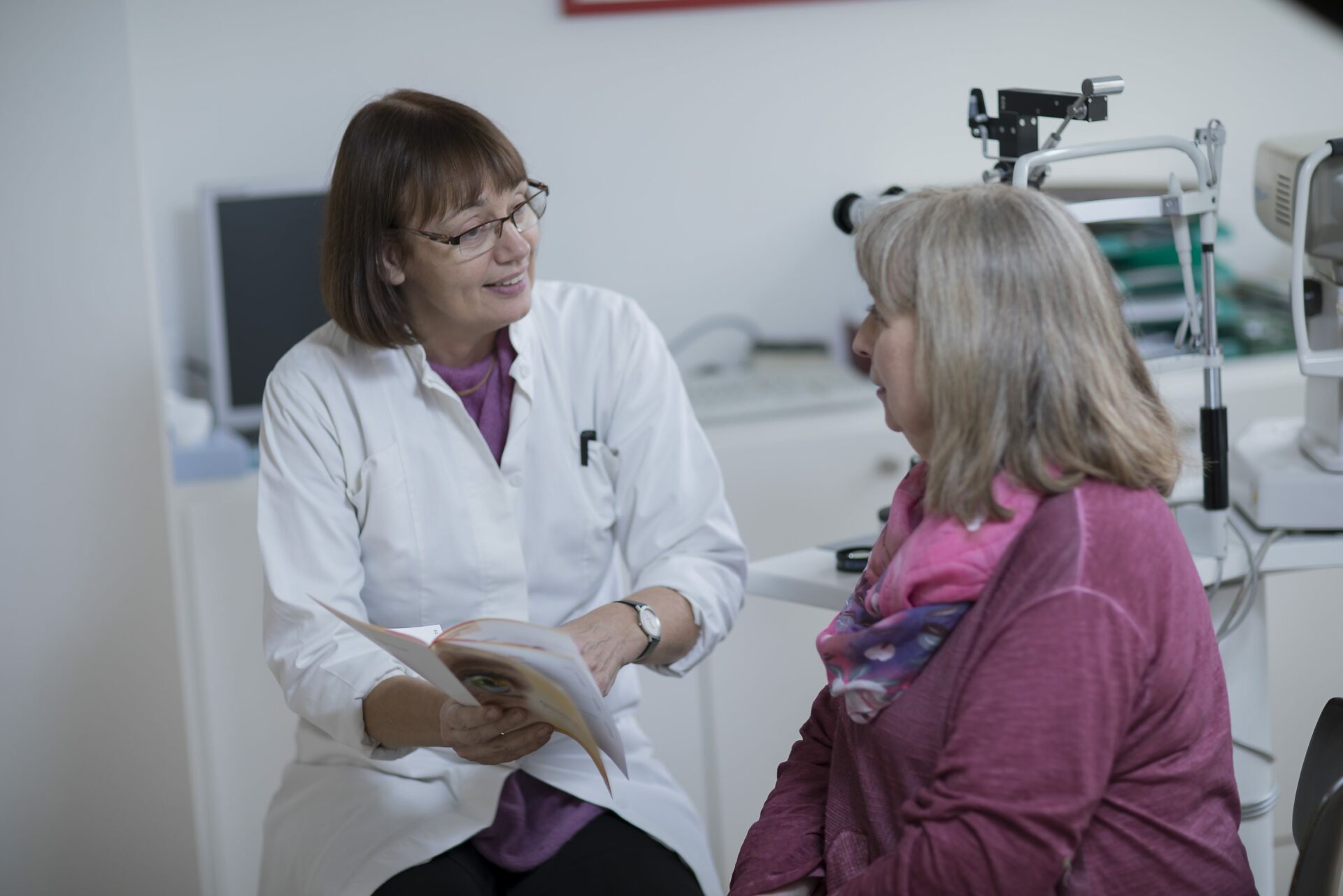 Augenärztin mit einer Patientin im Beratungsgespräch