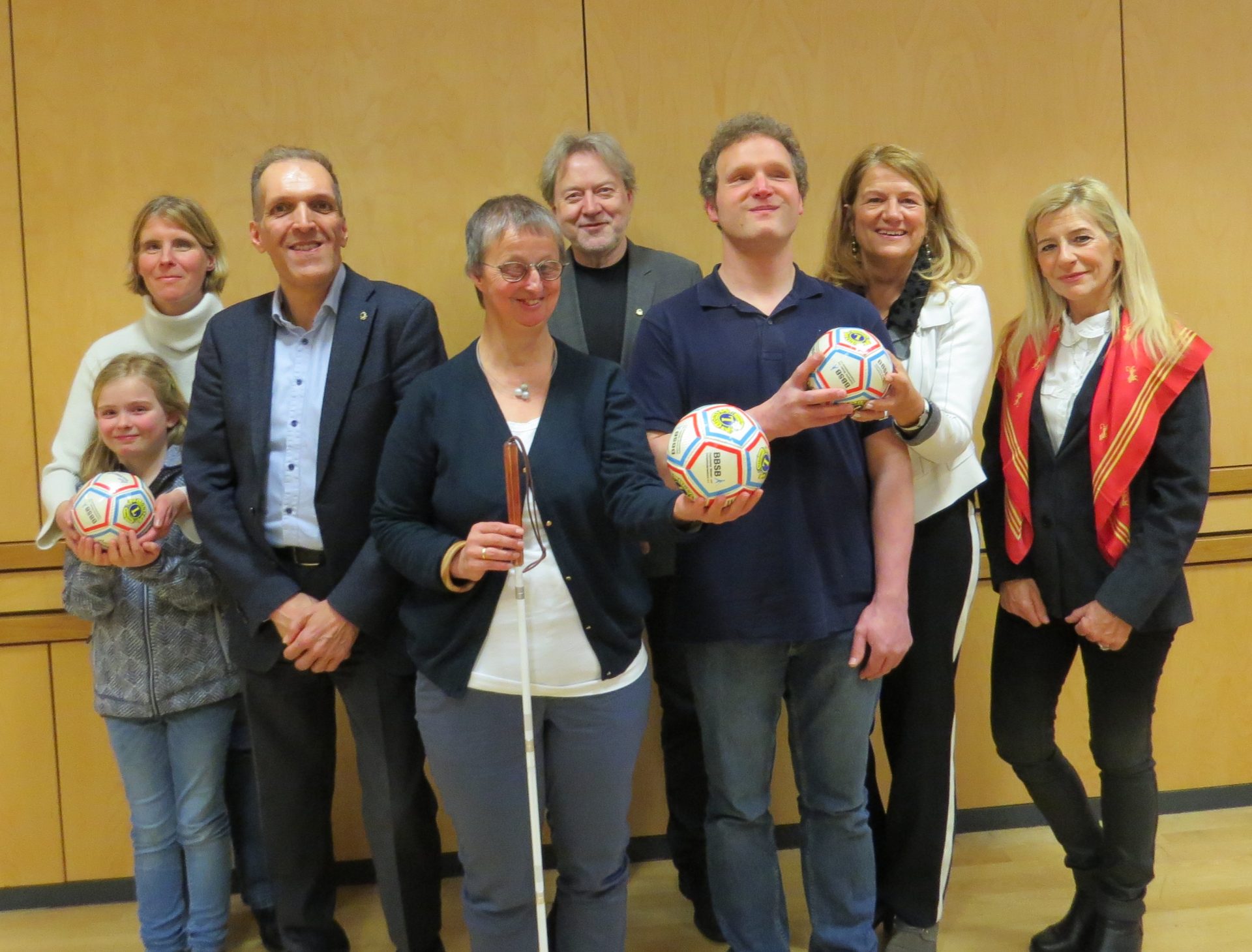 Spendenballübergabe durch Mitglieder des Lions Clubs in der LG München