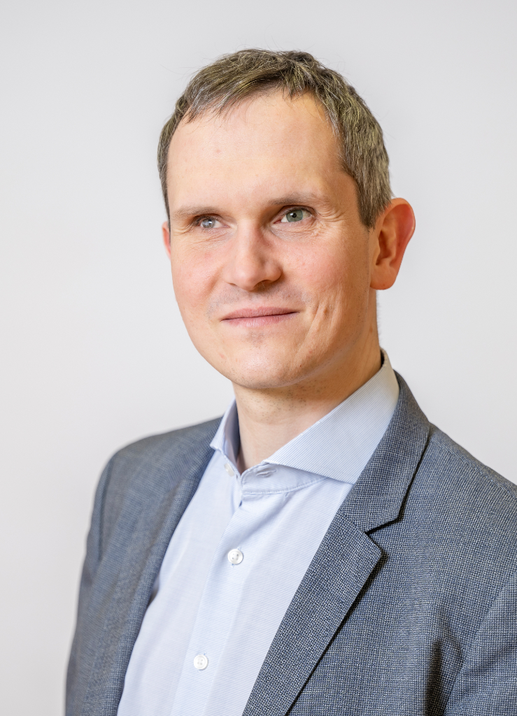 Steffen Erzgraber, Landesgeschäftsführer Verbands- und Sozialpolitik des BBSB e. V., im grauen Anzug vor hellgrauem Hintergrund.