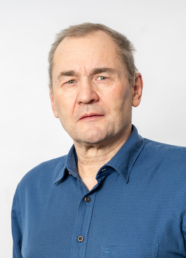 Peter Bleymaier, Mitglied im Landesvorstand des BBSB e. V., in blauem Hemd vor hellgrauem Hintergrund.